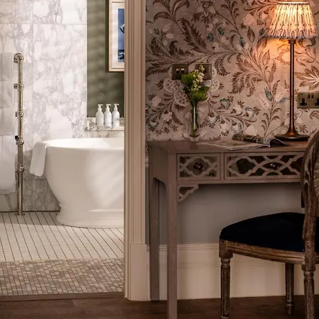 Отель Langdale Chase